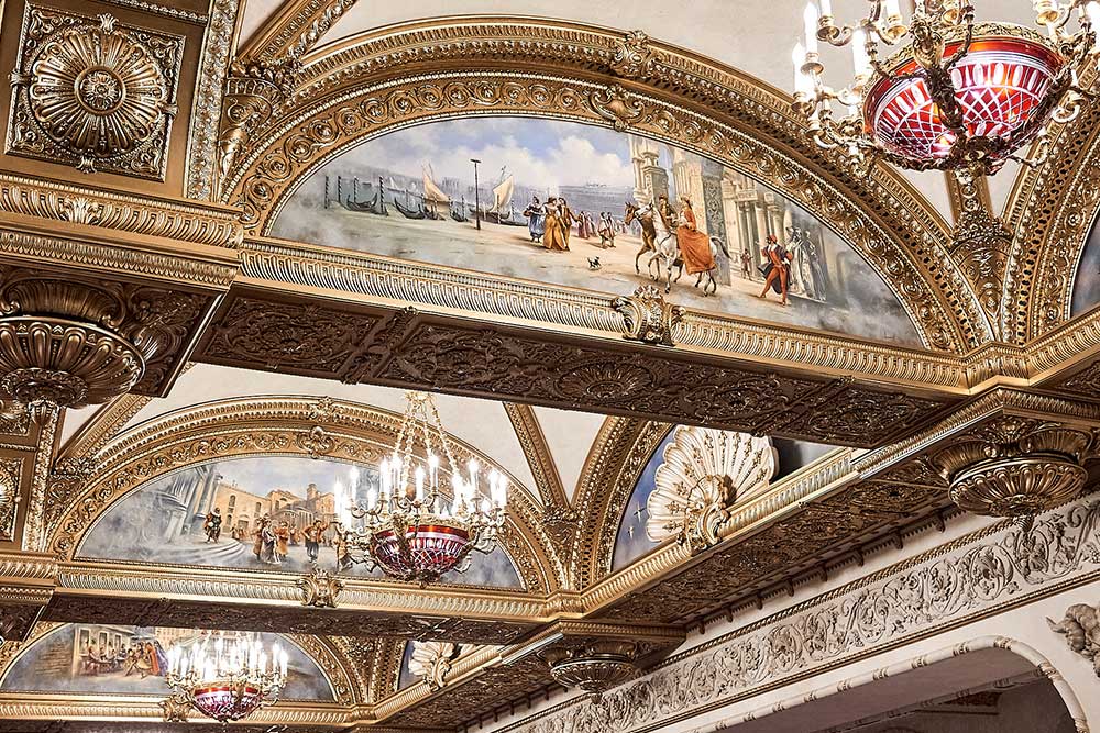 Изысканный интерьер Театра Veneziano